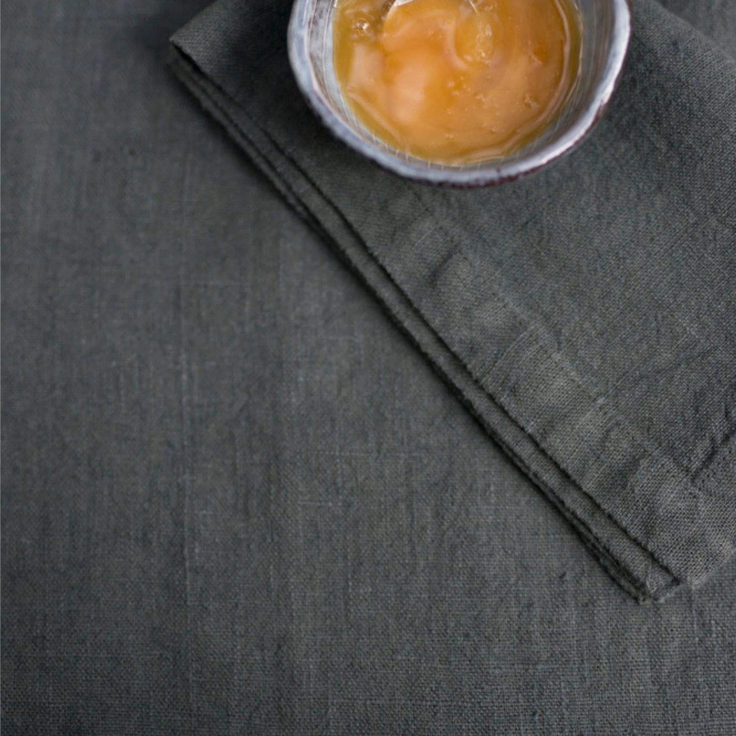 Metsänvihreä pellavapöytäliina