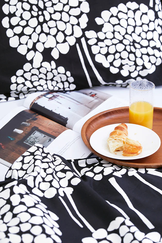 Pussilakanasetti 150 x 210 cm ja 50 x 60 cm Daaliat, Musta/Valkoinen