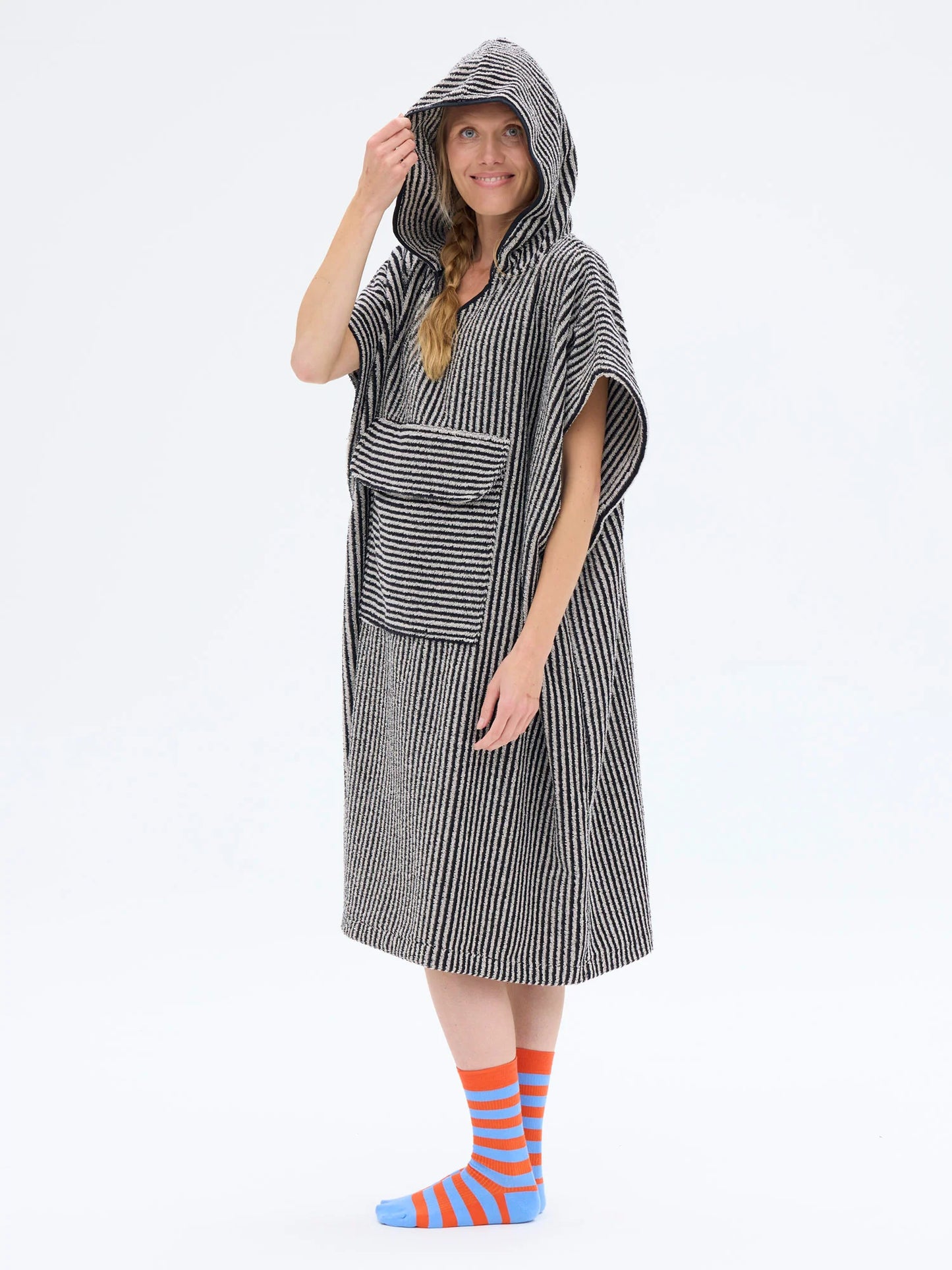 Unisex Poncho Raita, Musta/Hiekka