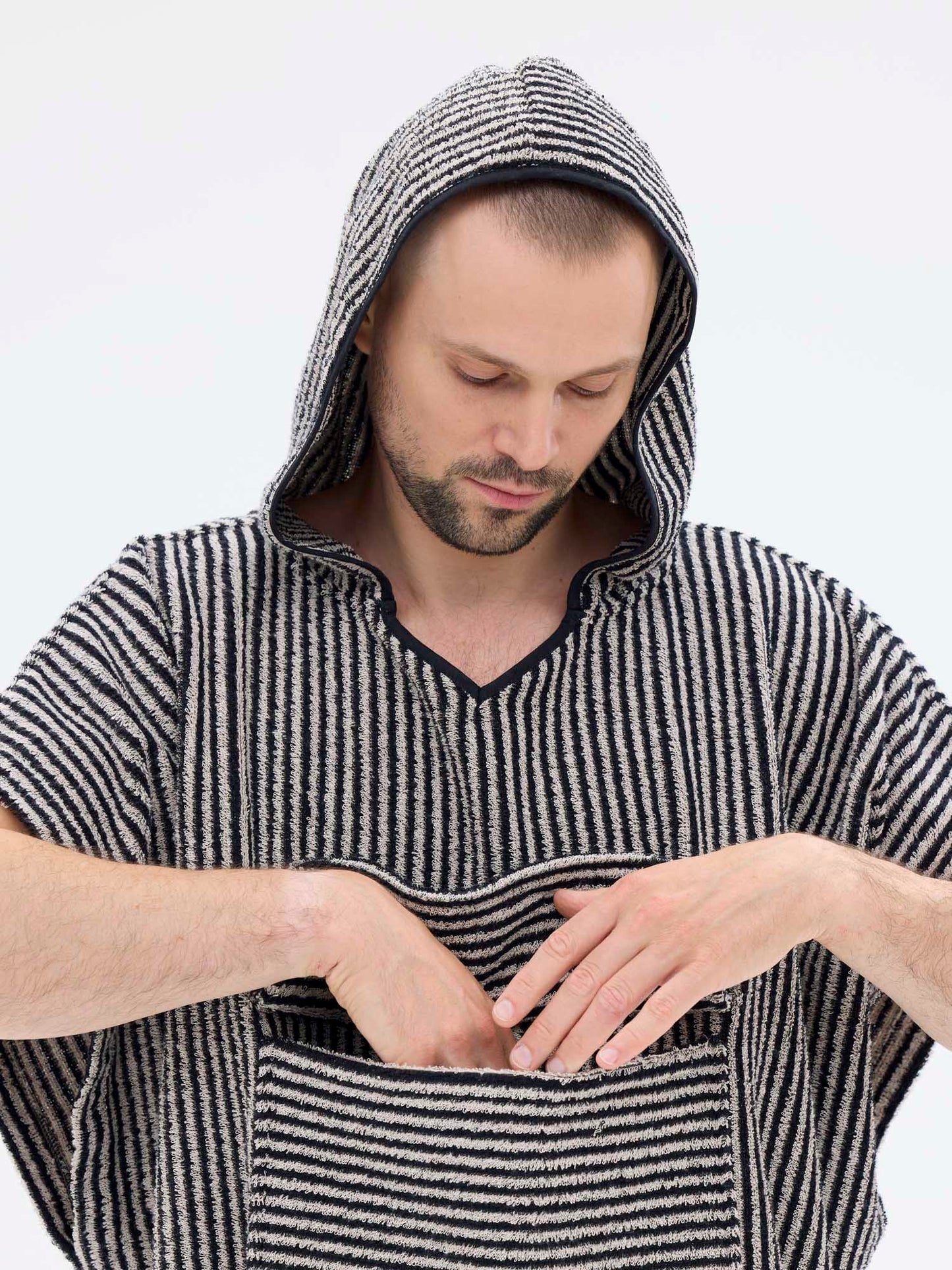 Unisex Poncho Raita, Musta/Hiekka