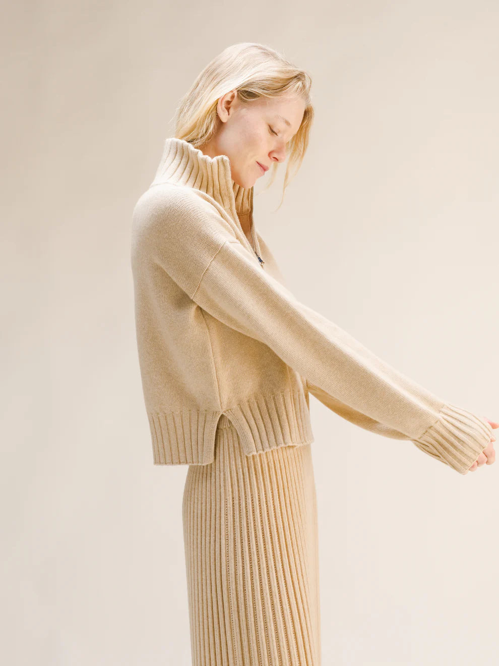 Kashmirsekoitteinen korkeakauluksinen neulepusero vetoketjulla