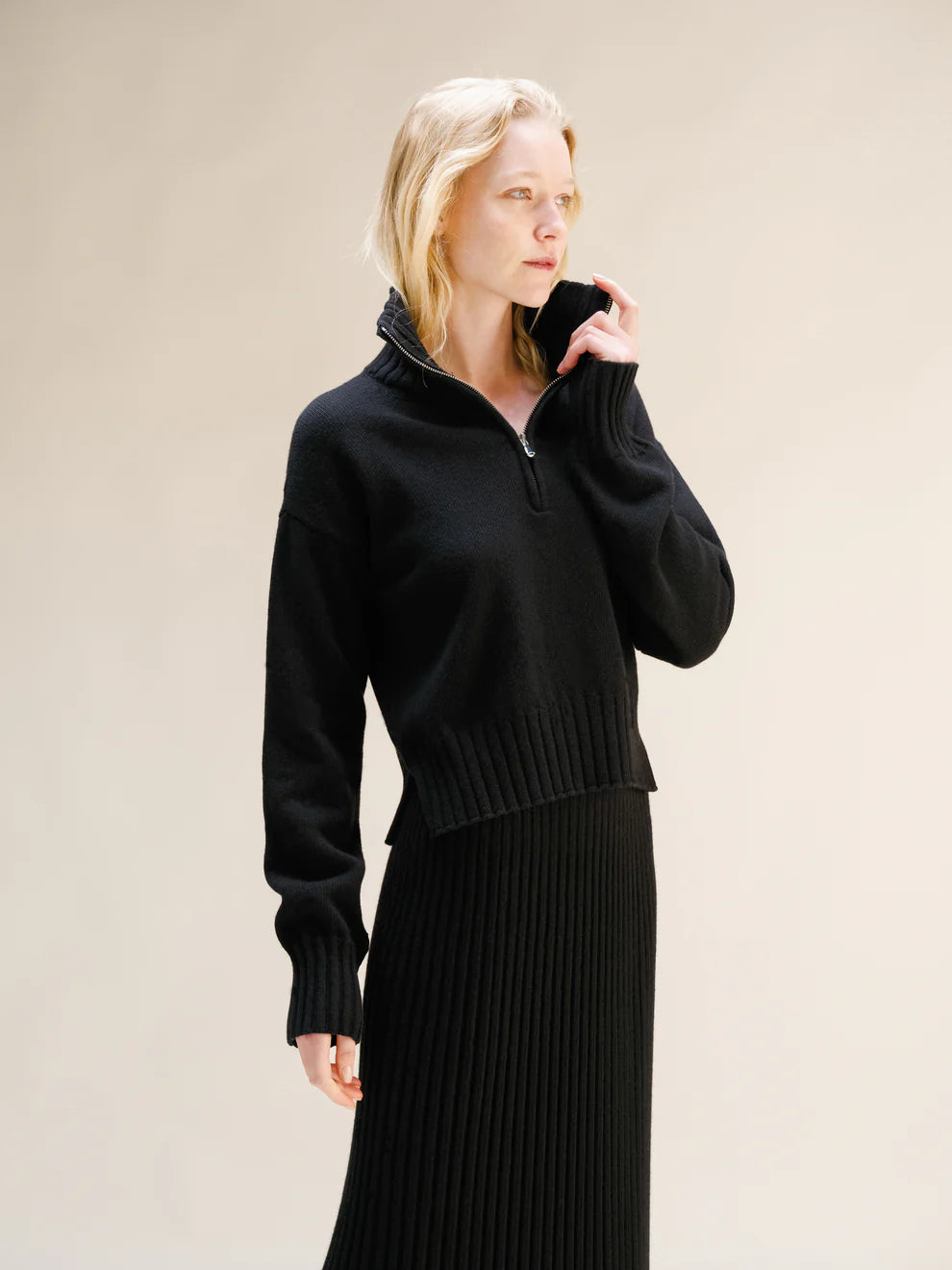 Kashmirsekoitteinen korkeakauluksinen neulepusero vetoketjulla