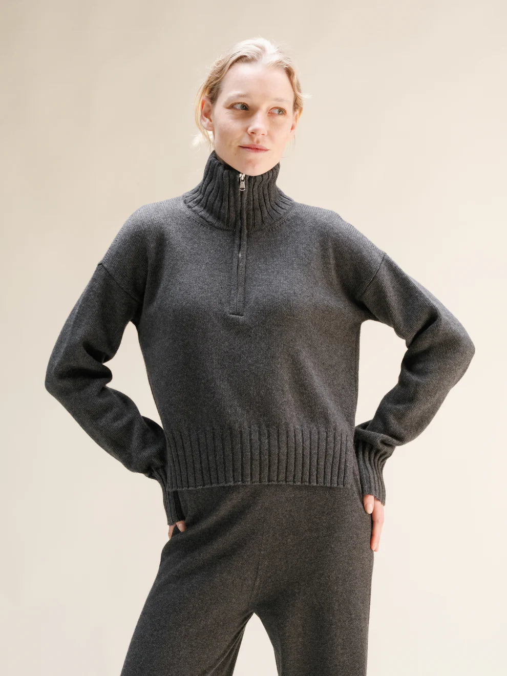 Kashmirsekoitteinen korkeakauluksinen neulepusero vetoketjulla