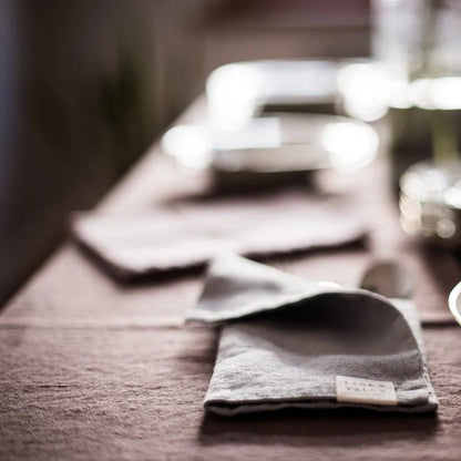 Tuhkan roosa pellavapöytäliina